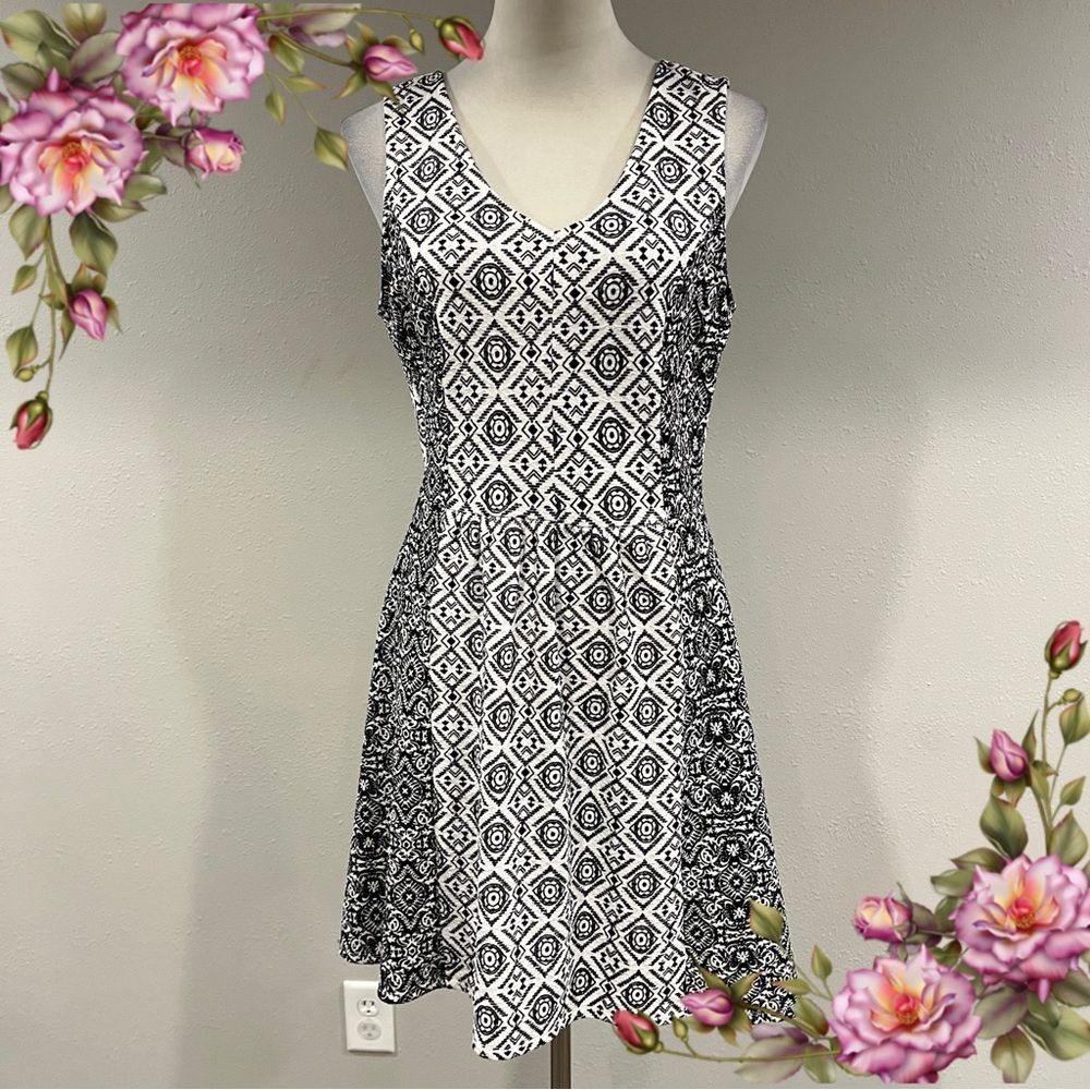 Rewind Black and White geometric Patterned v-neck sleeveless stretchy mini Dress